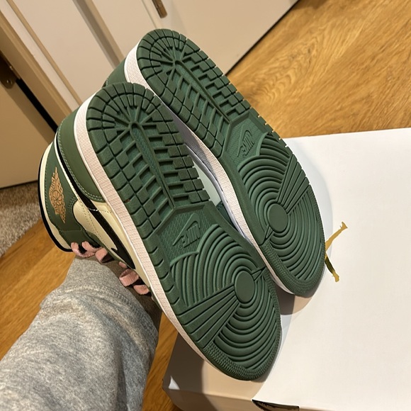 Never worn Jordan 1 Mid (Dutch Green) Women’s Sneaker - Size 8.5 - Picture 3 of 6